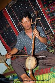 Rebab adalah alat musik yang dimainkan dengan cara